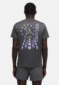 Grau sportliches Shirt mit einem reflektierenden Grafikdesign eines laufenden Körpers, Zahlen und Linien, mit lila Akzenten und einem leichten Design.