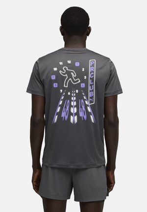 Grau sportliches Shirt mit einem reflektierenden Grafikdesign eines laufenden Körpers, Zahlen und Linien, mit lila Akzenten und einem leichten Design.