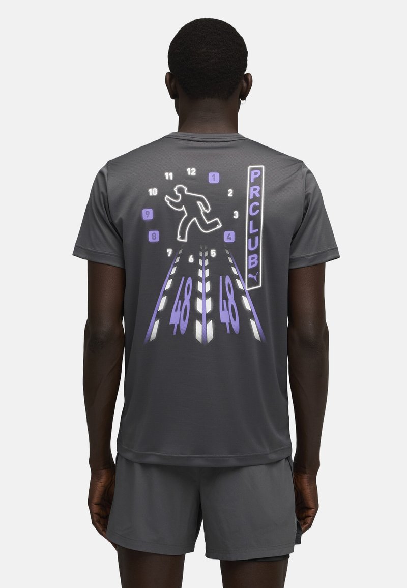Grau sportliches Shirt mit einem reflektierenden Grafikdesign eines laufenden Körpers, Zahlen und Linien, mit lila Akzenten und einem leichten Design.