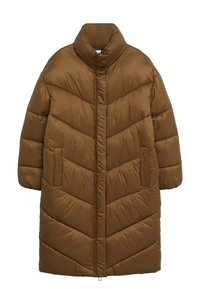 Manteau matelassé marron avec un col montant, motif en chevrons et poches latérales. Design mi-long avec une texture lisse et brillante.