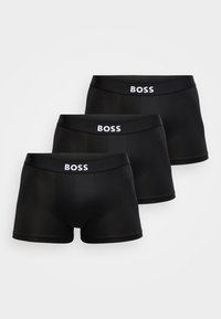 Három pár férfi fekete boxeralsó sima textúrával és kényelmes derékpánttal, amelyen fehérrel a "BOSS" márkanév látható.