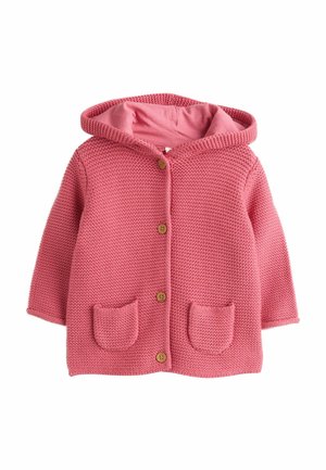 Lyserød strikket babycardigan med hætte, træknapper foran og to små påsyede lommer foran nederst.