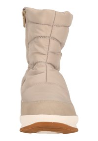 Stivale invernale beige con upper sintetico trapuntato, dettagli cuciti, punta arrotondata e suola in gomma marrone. Dotato di una cerniera laterale per una facile calzata.