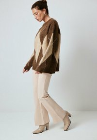 Touché Privé DROP SHOULDER DIAMOND PATTERNED  - Trui - brown