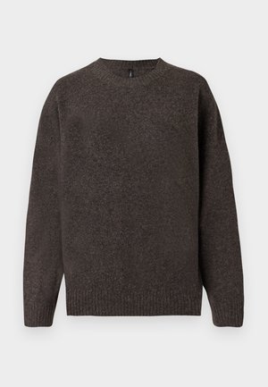 Pull en tricot marron avec un col rond, ourlet côtelé et manches longues. Fabriqué en tissu texturé pour la chaleur et le confort.
