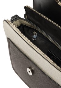 Strukturalna torebka o dwukolorowym wzorze z teksturowanych kremowych i szarych materiałów. Zawiera przegrody na zamek oraz srebrne akcenty metalowe.