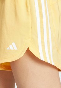 adidas Performance PACER STRIPES HIGH RISE - Pantalón corto de deporte - semi spark white