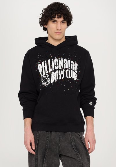 Hoodie noir avec un imprimé graphique coloré "Billionaire Boys Club" représentant un astronaute. Comprend une poche frontale et des poignets côtelés.