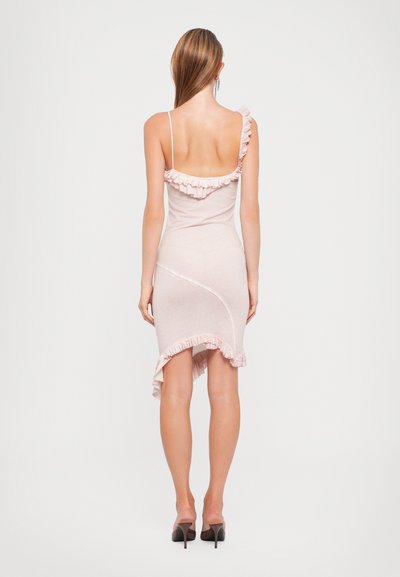 Abito aderente rosa con spalline sottili, dettagli arricciati lungo il colletto e l'orlo, design asimmetrico e texture liscia.