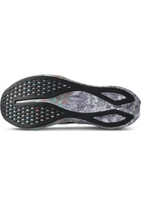 Suola di scarpa sportiva con un design in gomma nera, caratterizzata da motivi multicolori, fori di drenaggio e una superficie testurizzata per una migliore aderenza.