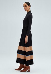 Touché Privé STRIPED WITH ELASTIC WAIST - Maxirok - black