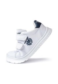 Zapatillas blancas para niños con dos correas de Velcro, logo en azul marino y tirador en el talón, suela texturizada, aisladas sobre fondo blanco.