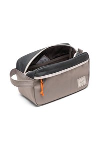 Una pochette da toiletta in tessuto grigio con parte superiore nera, cerniera bianca e linguetta arancione. Presenta una maniglia laterale e una tasca in rete all'interno.