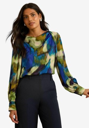 Mehrfarbige, fließende Bluse mit blauen, grünen und cremigen abstrakten Mustern; lange Ärmel mit gerafften Bündchen; weicher, leichter Stoff.
