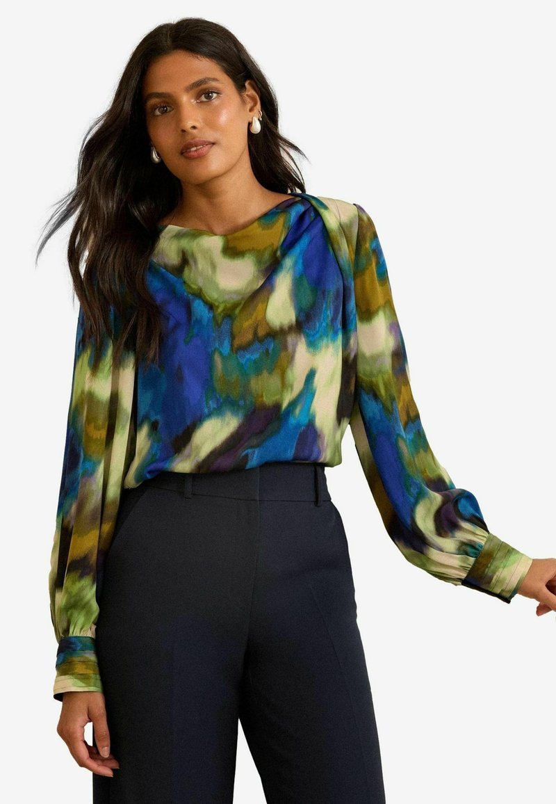 Wielokolorowa, zwiewna bluzka z niebieskimi, zielonymi i kremowymi abstrakcyjnymi wzorami; długie rękawy z marszczonymi mankietami; miękki, lekki materiał.
