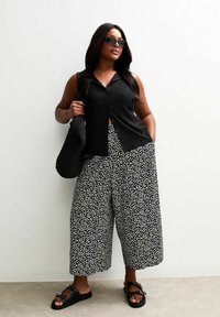 New Look Curves CURVES SPOT PRINT CROP - Trousers - black pattern