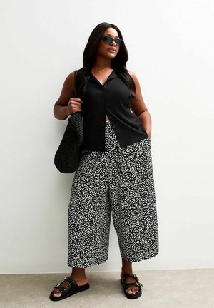 CURVES SPOT PRINT CROP - Trousers - black pattern