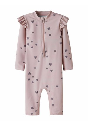 Różowy niemowlęcy kombinezon z długim rękawem, z szarymi wzorami serc, zamkiem błyskawicznym z przodu i marszczonymi detalami na ramionach.