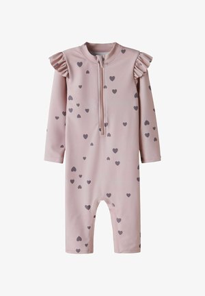 Różowy niemowlęcy kombinezon z długim rękawem, z szarymi wzorami serc, zamkiem błyskawicznym z przodu i marszczonymi detalami na ramionach.