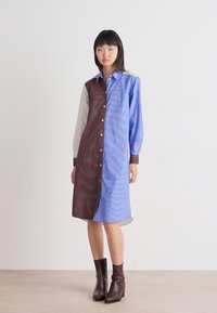 Mads Nørgaard GRID CRISSY DRESS - Skjortekjole - grid/amparo blue