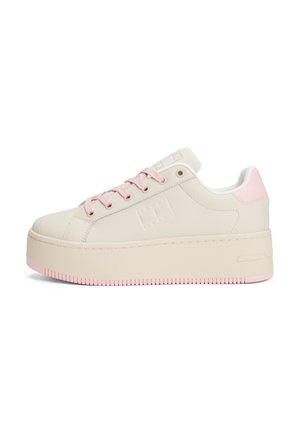 Kremowy sneaker na platformie z różowymi sznurowadłami, różową łatką na pięcie i różowymi akcentami na podeszwie, pokazany z boku na białym tle.