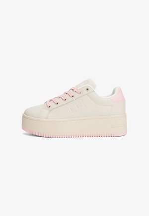 Kremowy sneaker na platformie z różowymi sznurowadłami, różową łatką na pięcie i różowymi akcentami na podeszwie, pokazany z boku na białym tle.