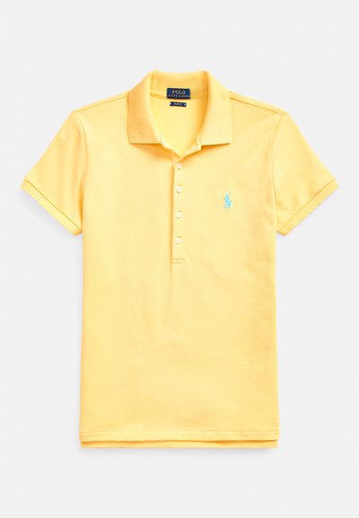 Geltonos spalvos polo marškinėliai, pagaminti iš medvilnės, su klasikiniu apykakliu, trijų sagų užsegimu, trumpomis rankovėmis ir siuvinėtu mėlynu logotipu ant krūtinės.