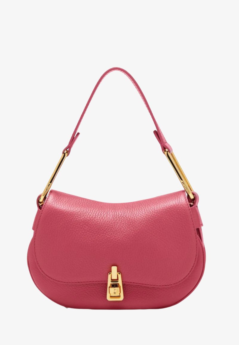 Borsa in pelle rosa con forma curva, dotata di una chiusura dorata e di una tracolla piatta. La texture è liscia con una grana sottile.