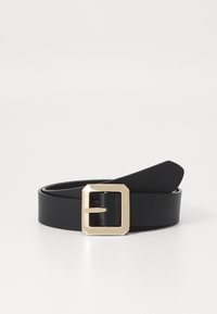 Zwarte leren riem met een vierkante gouden gesp. Gladde textuur, eenvoudig ontwerp en een enkele pin sluiting. Verstelbare lengte voor een persoonlijke pasvorm.