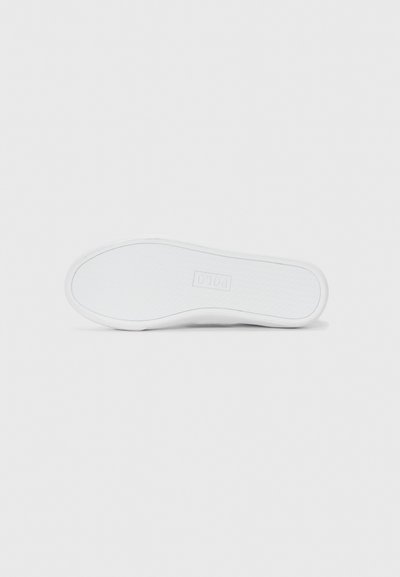 Semelle de sneaker blanche avec des motifs de texture pour une meilleure adhérence et le logo "Polo" embossé au centre, présenté sur un fond uni.