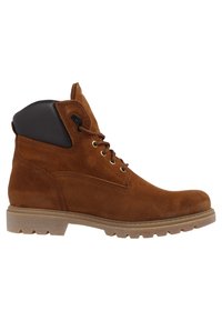 Botas de tornozelo em camurça castanha com um colarinho em pele preta, biqueira redonda e sola de borracha com salientes. Apresenta ilhós de metal e um design com atacadores.
