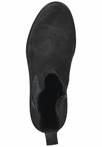 Schwarze Wildleder-Stiefelette mit runder Zehenform, elastischen Seitenpaneelen und einer Zuglasche an der Ferse für ein einfaches An- und Ausziehen. Glattes Innenfutter.