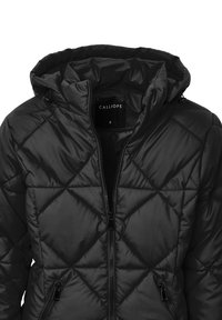 Giacca nera trapuntata con cappuccio, dotata di chiusura con zip davanti e tasche laterali. Realizzata con materiale liscio e lucido, con cuciture a forma di diamante.