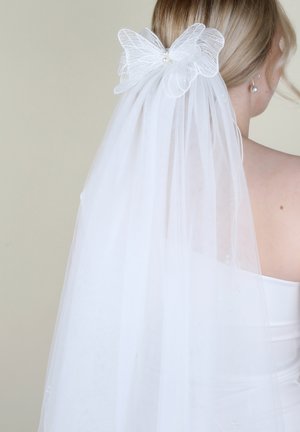 Velo da sposa bianco con un motivo a farfalla alla base, realizzato in tessuto trasparente e con accenti di perle, che ricade elegantemente lungo la schiena.