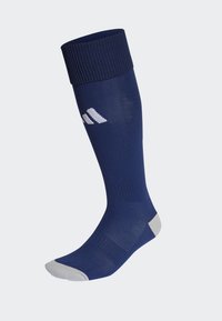 Calcetín deportivo azul marino con puño acanalado, cuerpo texturizado y acentos en gris en la puntera y el talón; presenta el logo de la marca en blanco cerca de la parte superior.