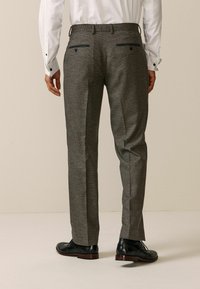 Next TAILORED TRIMMED TEXTURE  REGULAR FIT - Oblekové kalhoty - brown