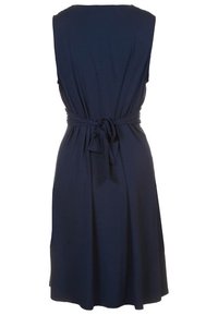 Robe bleu marine sans manches avec une taille cintrée et un détail à nouer dans le dos ; fabriquée en tissu doux et extensible ; silhouette trapèze.