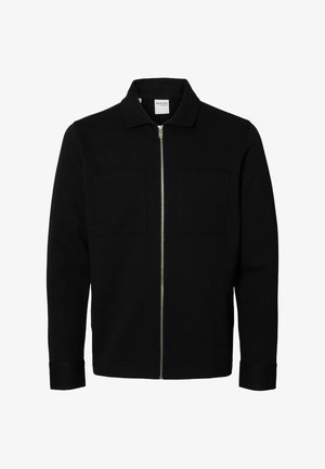 Črna zip-up jakna iz enotnega materiala s ovratnikom, dvema sprednjima žepoma in gumbe zapetimi manšetami. Gladka tekstura, minimalistična zasnova.