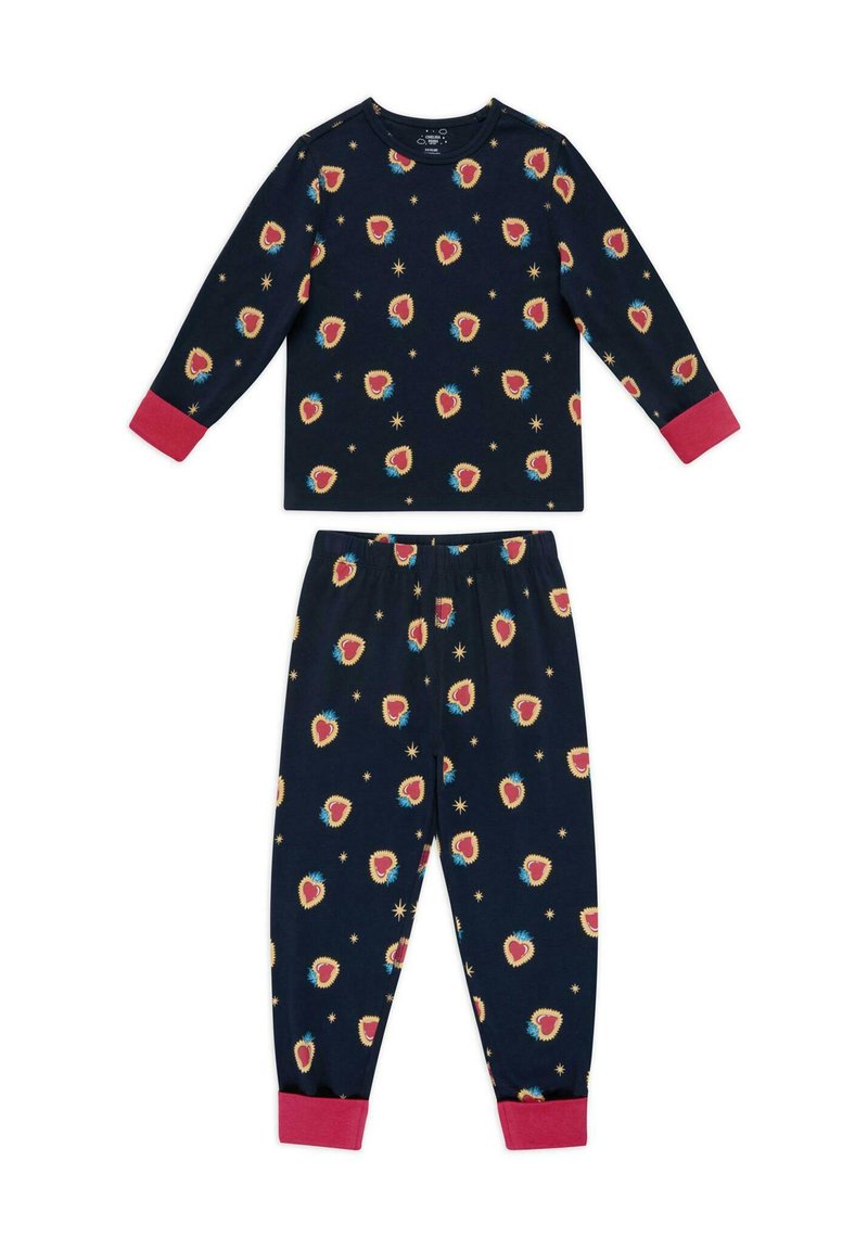 Pigiama navy composto da camicia a maniche lunghe e pantaloni, con vivaci motivi di fragole e stelle. Polsini rosa su maniche e pantaloni.