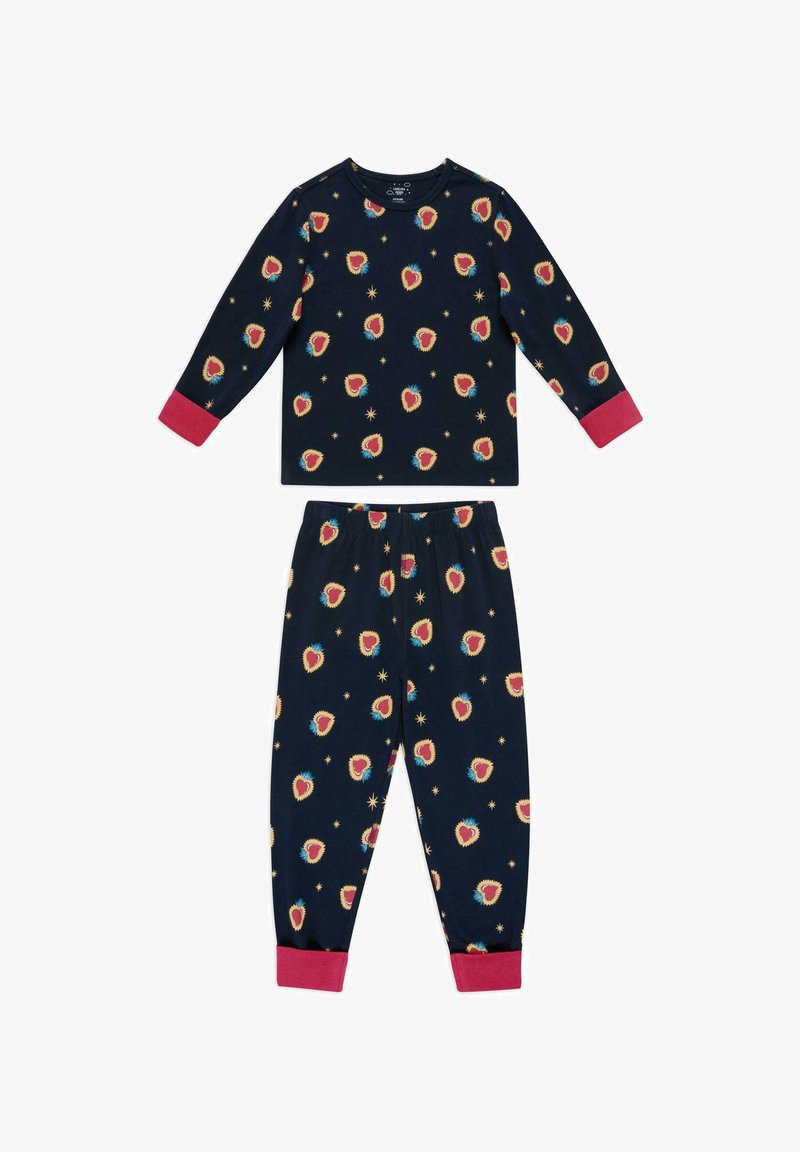 Marineblauwe pyjama set met lange mouwen en broeken, met kleurrijke aardbeienpatronen en sterrenmotieven. Roze manchetbanden op de mouwen en broeken.