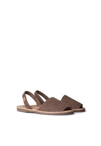 Brune ruskindssandaler med åben tå og trekantet front. Har en slingback-stropp og en flad, struktureret sål. Casual design.