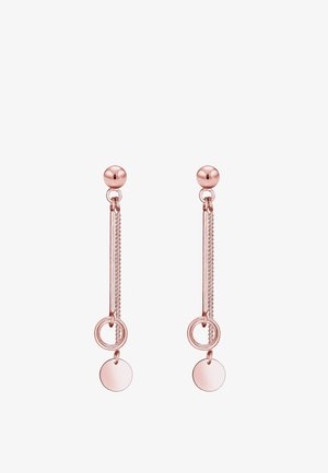 Boucles d'oreilles pendantes en or rose avec une tige en forme de boule, deux chaînes, un anneau et un petit pendentif rond au bas.