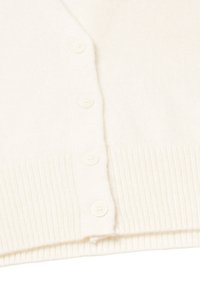 Bílý žebrovaný cardigan se šesti odpovídajícími knoflíky vpředu. Měkká textura s lemovaným spodním okrajem.