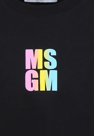 T-shirt nera con lettere pastello multicolori "MS GM" stampate in un carattere audace. Il tessuto appare morbido e leggero, adatto per l'abbigliamento informale.