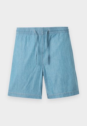 Jasnoniebieskie szorty dżinsowe z elastycznym pasem i sznurkiem, luźny krój, o długości do kolan, przedstawione na białym tle.