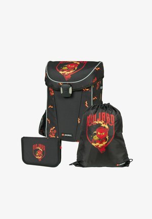 Mustast LEGO Ninjago seljakott, paelaga kott ja pliiatsite kotike, millel on punane ninja leegidega ja sõna "Ninjago" punases kirjas.