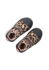 Bruine en zwarte trainers met een luipaardprint ontwerp, verstelbare banden en een rubberen zool. Textuurstof en slanke accenten.