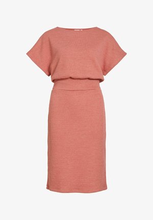 Robe en maille douce de couleur rose poussière, avec manches courtes, couture à la taille haute et jupe droite jusqu'aux genoux.