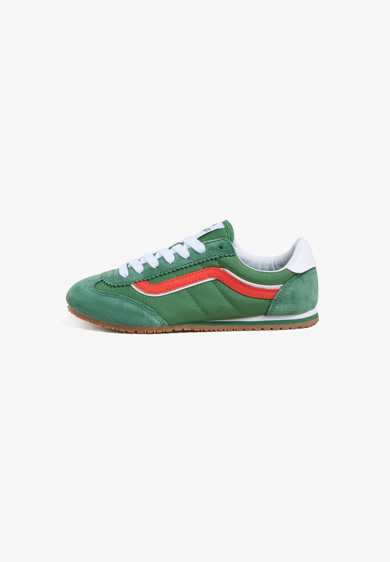 Grüne Wildleder-Sneaker mit roten Akzentstreifen, weißen Schnürsenkeln und einem gepolsterten Knöchel. Verfügt über ein strukturiertes Seitenpanel und eine Gummisohle.