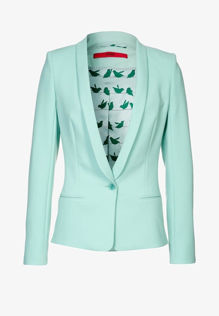 Mørkegrøn blazer med en enkelt knaplukning, smal lapel og sidelommer. Foret med et mønstret stof med grønne fugle.
